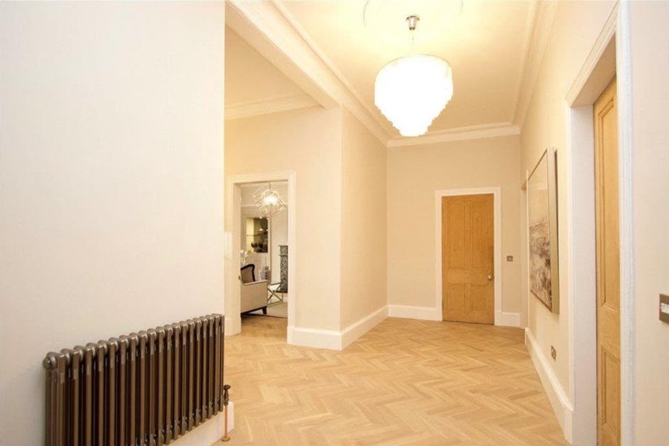 Plastered hallway walls and ceiling finished flat and ready for decoration in a Glasgow flat