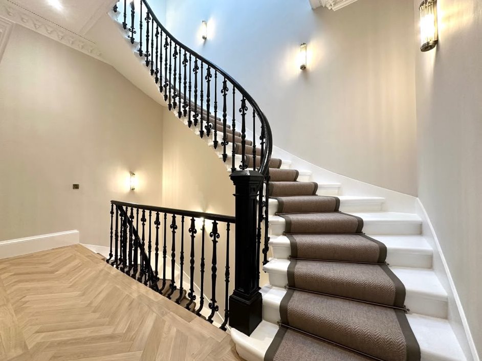 Plastered stairwell walls running to a curved ceiling in a Glasgow townhouse